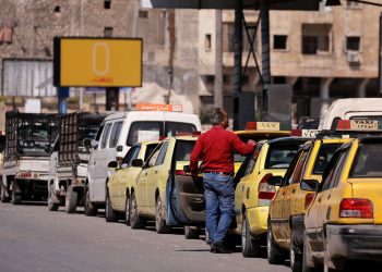 خفض الأسعار يواكبه شح في المحروقات وطوابير أمام المحطات