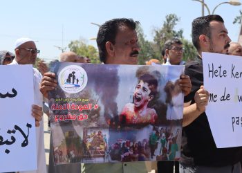وقفة احتجاجية لمهجري سري كانيه يطالبون فيها بالعودة إلى بيوتهم
