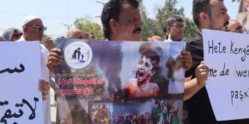 وقفة احتجاجية لمهجري سري كانيه يطالبون فيها بالعودة إلى بيوتهم