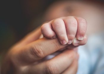 على الأرصفة وفي حاويات القمامة.. مواليد يدفعون ثمن الانهيار المجتمعي
