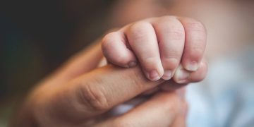 على الأرصفة وفي حاويات القمامة.. مواليد يدفعون ثمن الانهيار المجتمعي