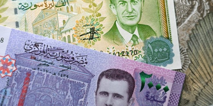 نقص الفئات الجديدة من العملة السوريّة الجديدة يُربك الأسواق
