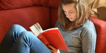 ناشطة: القراءة أفضل صديق للمرأة