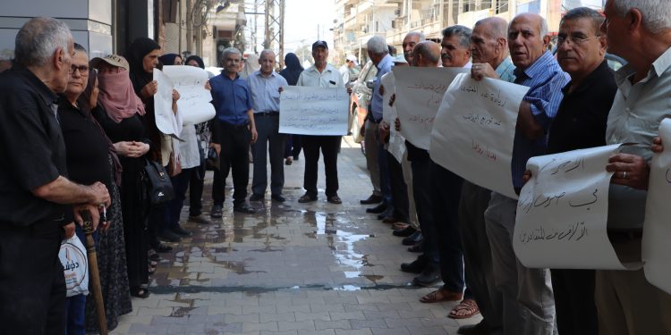 متقاعدون يطالبون الحكومة المؤقتة برواتبهم بعد انقطاعها لأكثر من عام