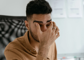 نقص الحديد لا يظهر في التعب فقط… خمس علامات على الوجه والعينين