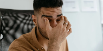 نقص الحديد لا يظهر في التعب فقط… خمس علامات على الوجه والعينين