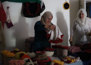 بين ألوان الصوف وغلاء الخيوط… أربعينية تحوك التراث بأناملها