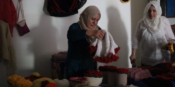 بين ألوان الصوف وغلاء الخيوط… أربعينية تحوك التراث بأناملها