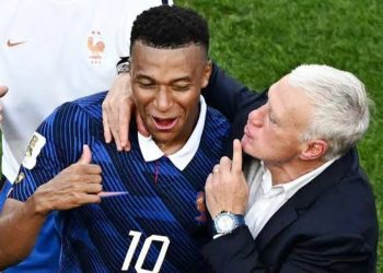 ديشامب يدافع عن مبابي: قائد مثالي لا تهزه الإساءات العنصرية