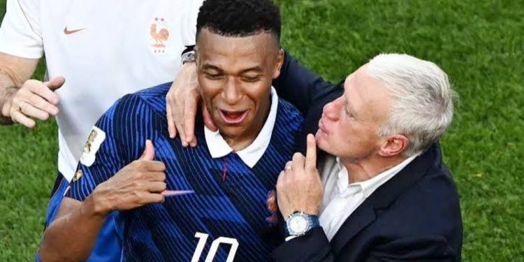 ديشامب يدافع عن مبابي: قائد مثالي لا تهزه الإساءات العنصرية