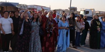 بحفاوة أهالي قامشلو يستقبلون مديرةً منطقهم