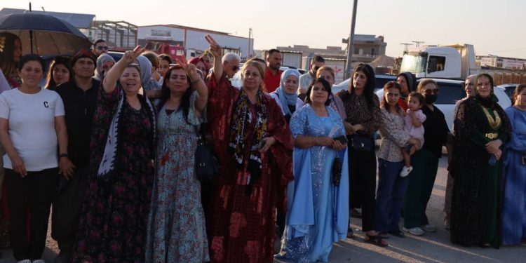 بحفاوة أهالي قامشلو يستقبلون مديرةً منطقتهم