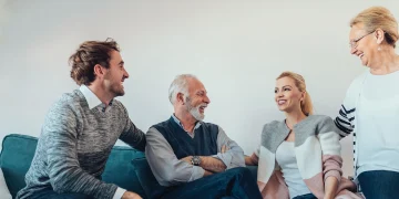 اختفاء الحوار داخل الأسرة.. عندما يجتمع الجميع ويغيب الحديث
