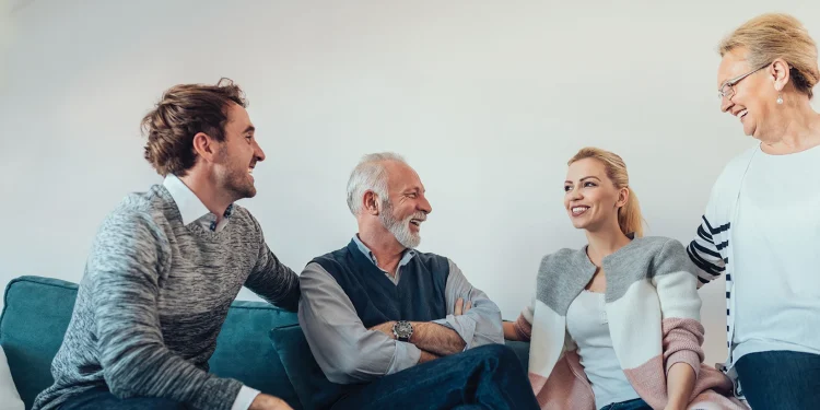 اختفاء الحوار داخل الأسرة.. عندما يجتمع الجميع ويغيب الحديث